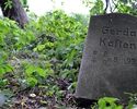 Zdjęcie przedstawia pozostałość nagrobka  niemieckiego z cmentarza przykościelnego w Bądkowie                                                                                                           