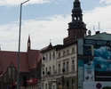 Zdjęcie przedstawia teren starego miasta w Gryfinie. Na pierwszym planie widać kamienice przy ul. Bolesława Chrobrego, nad nimi wieża kościoła.                                                         