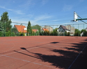 Na zdjęciu widać boisko tartanowe do koszykówki i piłki ręcznej                                                                                                                                         