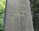 Zdjęcie przedstawia pomnik poświęcony ofiarom I wojny światowej. Na pierwszym planie widać inskrypcję umieszczoną na obelisku.                                                                          