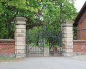 Zdjęcie przedstawia park w Troszynie. Na pierwszym planie widać bramę.                                                                                                                                  