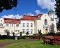 Zdjęcie przedstawia widok na pałac w Trzygłowie wraz z częścią parku dworskiego                                                                                                                         