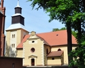 Zdjęcie przedstawia widok kościoła pw. św. Stanisława Kostki w Karnicach z okolicy pobliskiej kaplicy grobowej                                                                                          