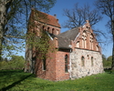Zdjęcie przedstawia tył oraz ścianę boczną kościoła, który został zbudowany z ciosów granitowych.                                                                                                       