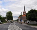 Zdjęcie przedstawia drogę w sąsiedztwie parafii p.w. Przemienienia Pańskiego w Płotach                                                                                                                  