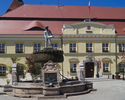 Zdjęcie przedstawia pomnik Rybaka przed ratuszem w Darłowie.                                                                                                                                            