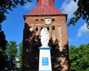 Zdjęcie przedstawia pamiątkowy pomnik znajdujący się na terenie kościoła pw. Chrystusa Króla w Gosławie                                                                                                 