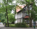 Zdjęcie przedstawia budynek wraz z ogrodzeniem i ulicami przyległymi.                                                                                                                                   