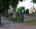 Zdjęcie przedstawiające cmentarz w Cerkwicy wraz z bramą wejściową. Wewnątrz znajduje się kwatera 'Gaj Bohaterów' z nagrobkami żołnierzy niemieckich poległy podczas I Wojny Światowej                  