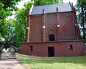 Zdjęcie przedstawia budynek grobowca stojącego w Karnicach, który służył za miejsce pochówku rodzinom von Carnitzów i Flemingów                                                                         