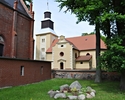 Zdjęcie zrobione w sąsiedztwie kaplicy grobowej w Karnicach przedstawiające widok na kościół pw. św. Stanisława Kostki                                                                                  