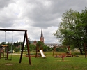 Zdjęcie przedstawiające plac zabaw dla najmłodszych znajdujący się w parku miejskim w Płotach                                                                                                           