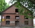 Zdjęcie przedstawia widok na front budynku w którym znajdował się Spichlerz                                                                                                                             