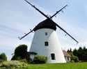 Zdjęcie przedstawia  XIX-wieczny wiatrak holenderski stojący w Lędzinie                                                                                                                                 