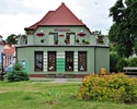 Zdjęcie bocznej ściany domu kultury w Płotach widziane od strony skweru Kubusia Puchatka                                                                                                                