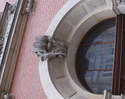 Zdjęcie pokazuje piękny portal budynku archiwum.                                                                                                                                                        