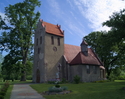 Zdjęcie przedstawia kościół pw. Podwyższenia Krzyża Św. w Pieszczu od strony południowo - zachodniej.                                                                                                   