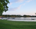 Widok przedstawia kąpielisko nad Jeziorem Klukom w Choszcznie.                                                                                                                                          