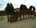 Zdjęcie przedstawia plac zabaw dla dzieci nad jeziorem Łętowskim.                                                                                                                                       