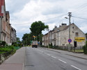 Zdjęcie przedstawia jedną z uliczek w Płotach w sąsiedztwie dyskontu Biedronka.                                                                                                                         