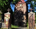 Brama, wejście i front budynku kościoła pw. Chrystusa Króla w Gosławiu                                                                                                                                  