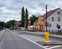 Zdjęcie przedstawia jedną z uliczek w Płotach przy której znajduje się staja paliw Orlen, pizzeria oraz jedyna w mieście sygnalizacja świetlna                                                          