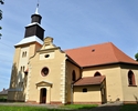Zdjęcie przedstawia kościół pw. św. Stanisława Kostki w Karnicach                                                                                                                                       