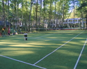 Zdjęcie przedstawia kort tenisowy w Dąbkach.                                                                                                                                                            
