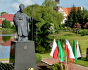 Zdjęcie przedstawia pomnik Papieża Jana Pawła II                                                                                                                                                        