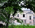 Zdjęcie przedstawia delikatnie skrywany przez liście pałac w Dreżewie                                                                                                                                   
