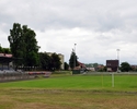 Zdjęcie przedstawia widok na boisko piłkarskie oraz trybuny                                                                                                                                             