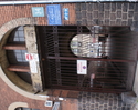 Zdjęcie przedstawia bramę wjazdową na teren dawnej fabryki pieców chlebowych.                                                                                                                           