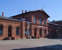 Zdjęcie przedstawia budynek dworca, w którym mieści się Regionalne Centrum Obsługi Turystycznej w Sławnie.                                                                                              