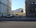 Zdjęcie przedstawia wjad na podwórze i parking przed budynkiem, w którym siedzibę ma Straż Miejska Oddział Śródmieście. Jest to widok od strony ulicy Drzymały.                                         