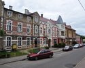 Zdjęcie przedstawia zabytkowy budynek mieszczący Urząd Poczty Polskiej w Płotach widziany z lewej strony sąsiadującej z nim ulicy                                                                       