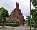 Zdjęcie przedstawia widok na frontową część budynku w którym kiedyś znajdowała się Kaplica cmentarna p.w. św. Gertrudy                                                                                  
