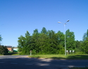 Zdjęcie przedstawia fragment skrzyżowania o ruch u okrężnym we wsi Grzybno, widoczne są również z lewej strony jedyne zabudowania w miejscowości.                                                       