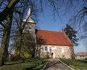 Na zdjęciu znajduje się strona wejścia kościoła, który został wykonany w stylu późnogotyckim.                                                                                                           