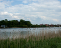 Widok przedstawia  Jezioro  Bierzwnik z panoramą miasta.                                                                                                                                                