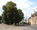 Zdjęcie przedstawia zabudowania w Bierzwnicy w widoku od strony skrzyżowania na Cieszeniewo.                                                                                                            