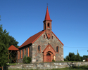Zdjęcie przedstawia kościół oraz dzwonnicę drewnianą w Cieszeniewie.                                                                                                                                    