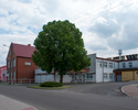 Widok przedstawia  budynki Zespołu Szkół Szkolno-Przedszkolnego w Bierzwniku.                                                                                                                           