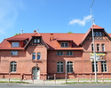 Zdjęcie przedstawiające front budynku dawnego klubu żołnierskiego, obecnie znajdują się tam mieszkania do wynajęcia                                                                                     