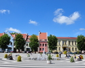 Zdjęcie przedstawia gryficki plac na pierwszym planie, oraz wyremontowane kamieniczki stojące w tle, w których znajduje się między innymi Urząd Skarbowy i Dom Kultury                                  