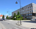Zdjęcie przedstawia front oraz południową ścianę Urzędu Miejskiego                                                                                                                                      