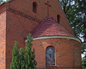 Zdjęcie przedstawia zbliżenie  na tylną część kościoła w Biernowie.                                                                                                                                     