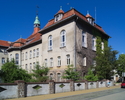 Zdjęcie przedstawia zabytkowy budynek dawnego starostwa w Sławnie od strony Al. Wojska Polskiego. Obecnie mieści się w nim Urząd Miasta i Urząd Gminy.                                                  