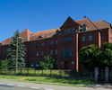 Zdjęcie przedstawia zabytkowy budynek dawnej fabryki konserw w Sławnie.                                                                                                                                 