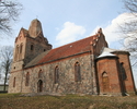 Na zdjęciu znajduję się tył oraz ściana boczna kościoła, który został zbudowany w II poł. XIII w.                                                                                                       