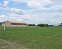 Widok przedstawia kompleks sportowy Zespołu Szkół Szkolno-Przedszkolnego w Bierzwniku                                                                                                                   